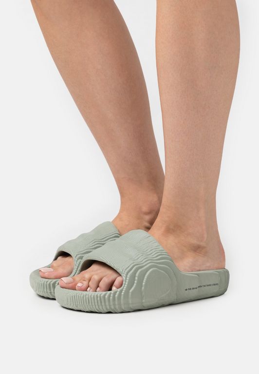 

Сланцы женские Adidas AD111A2A8 зеленые 35 EU, Зеленый, AD111A2A8