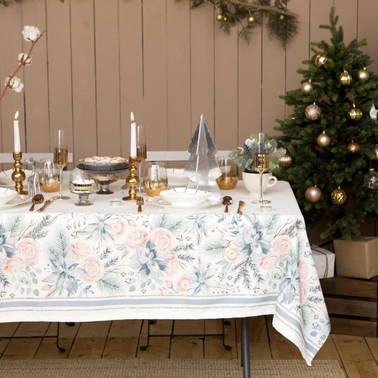 

Скатерть "Этель" Christmas flowers 149х220см с ГМВО, 100%хл, 190г/м2, Белый;голубой;розовый