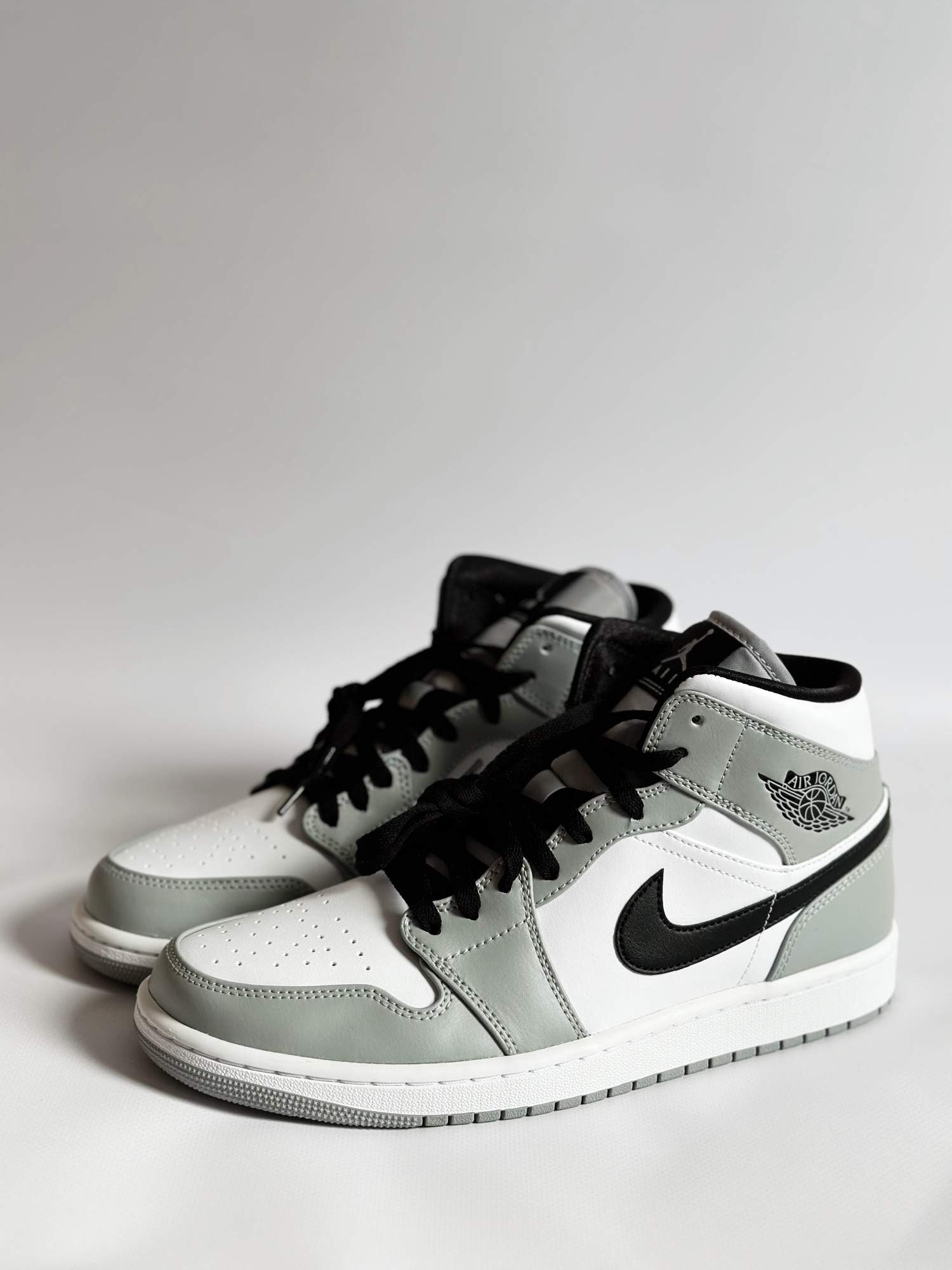 

Кеды унисекс Nike Air Jordan 1 Mid серые 8.5 UK, Серый, Air Jordan 1 Mid