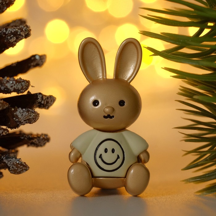 

Брошь новогодняя "Зайчик" в футболке со смайликом, цвет белый в матовом золоте