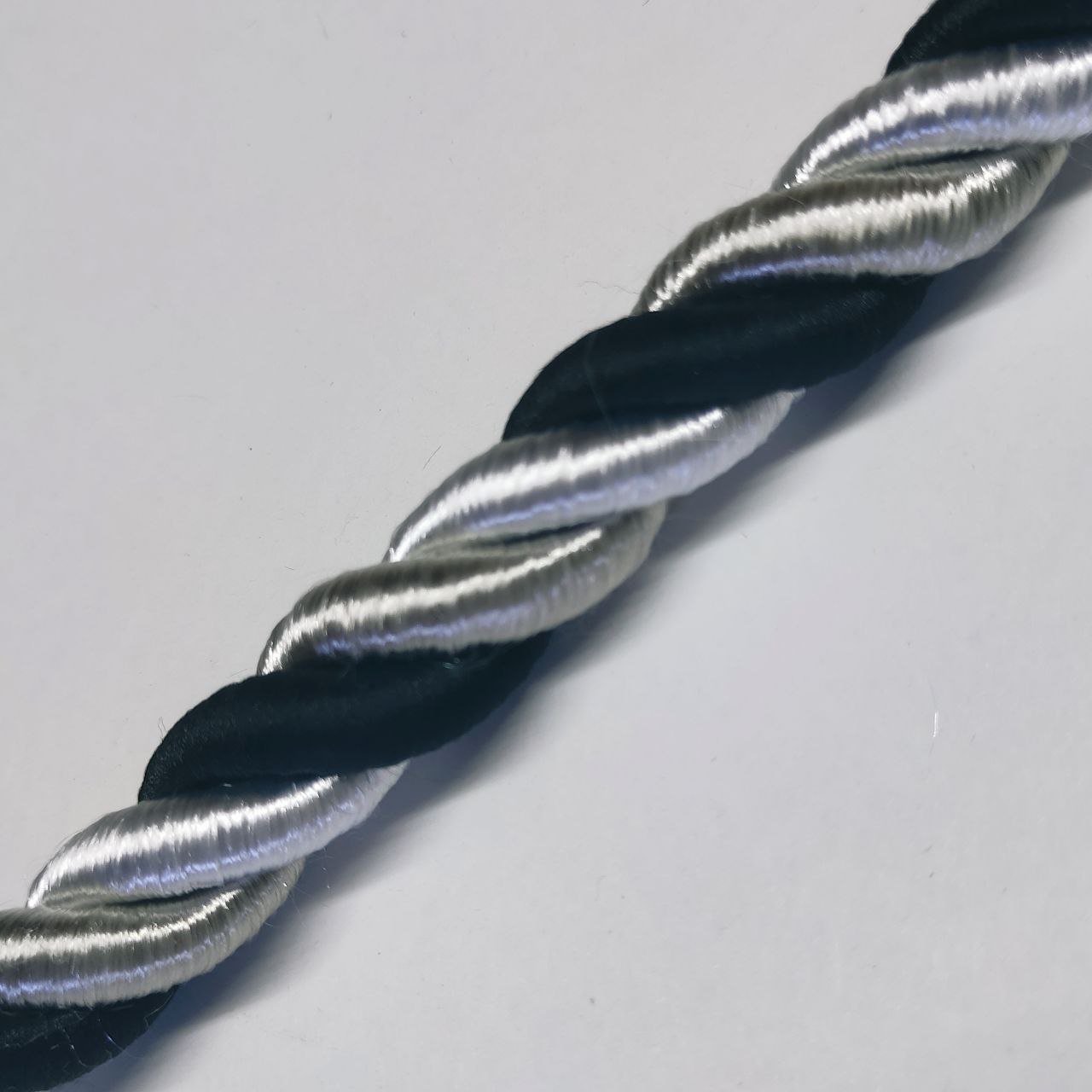 

Шнур декоративный idealtex 15Ш-6-8.7 , длина 6 м, диаметр 15 мм, Белый;серебристый;черный, 15ш8.7