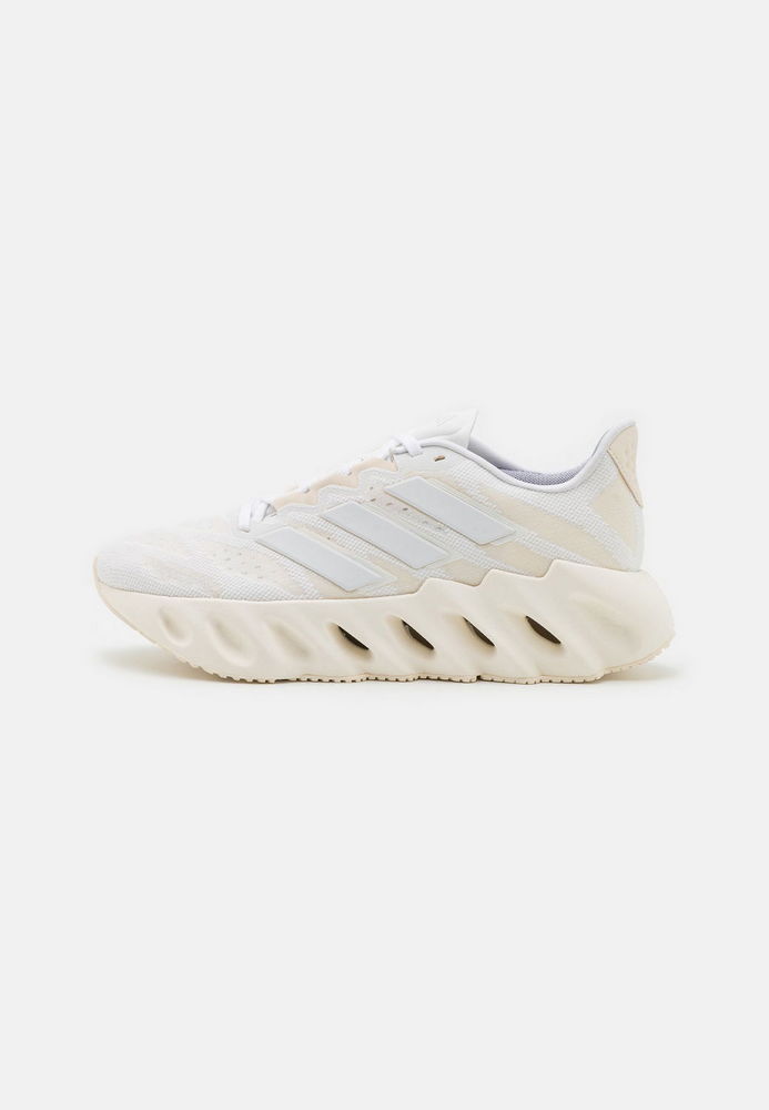 

Кроссовки женские Adidas Performance AD541A29D белые 38 2/3 EU, Белый, AD541A29D