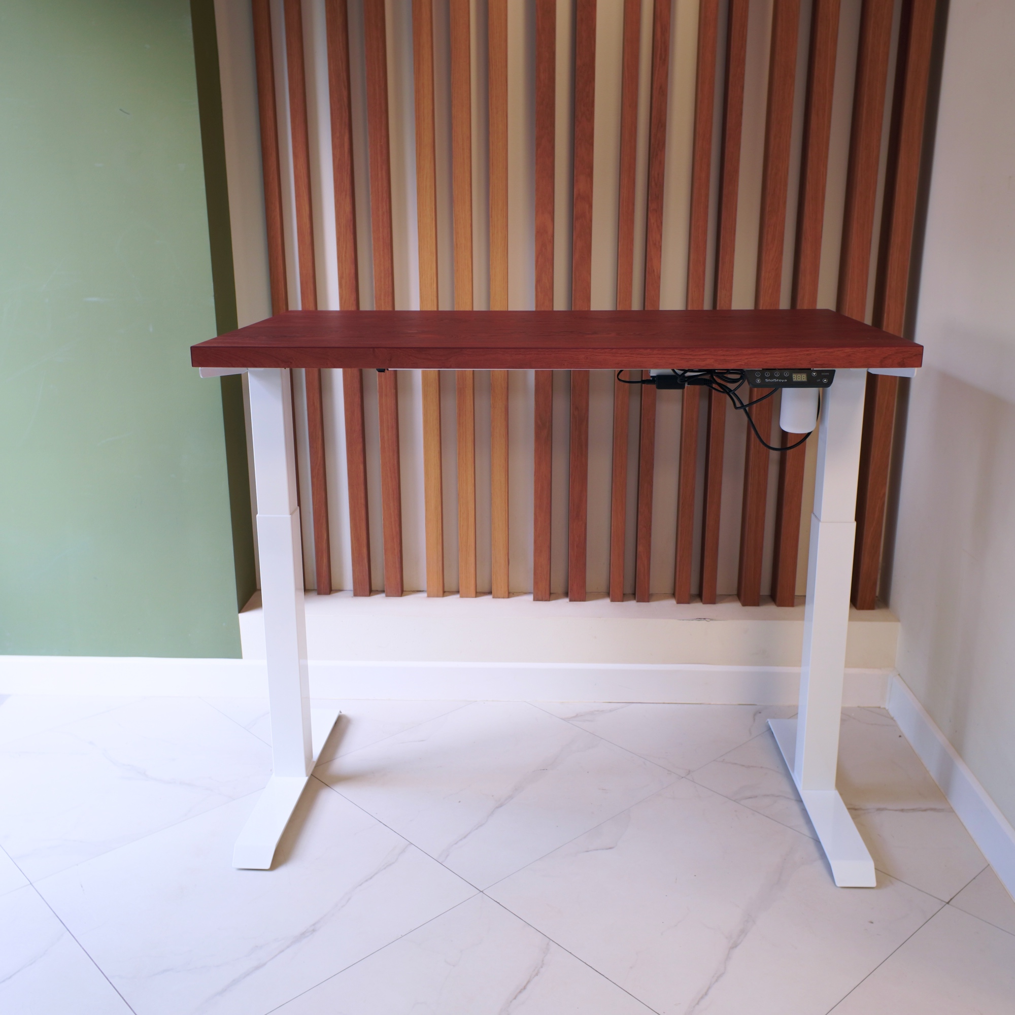 

Компьютерный стол с регулировкой высоты STOLSTOYA 160х80, белый/красное дерево, МоторБ