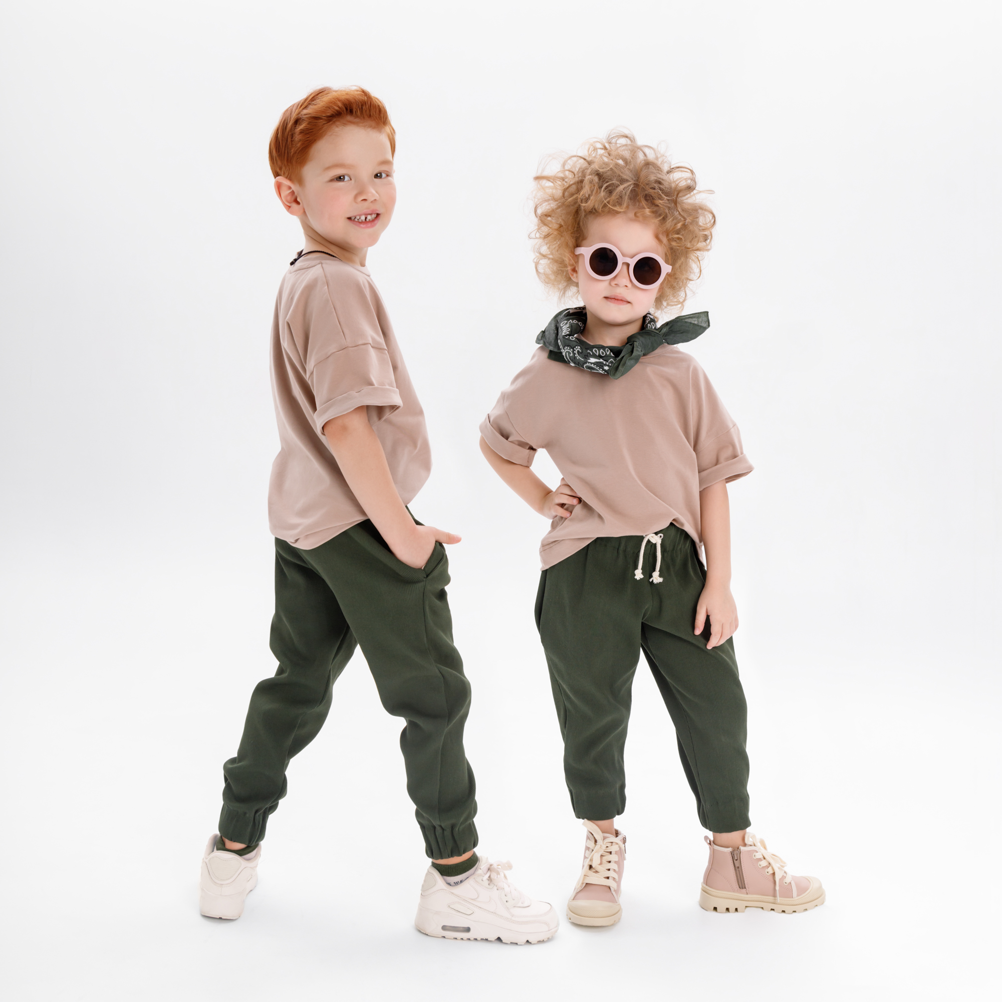 фото Костюм детский amarobaby jump футболка и брюки, бежевый/хаки, р. 104-110