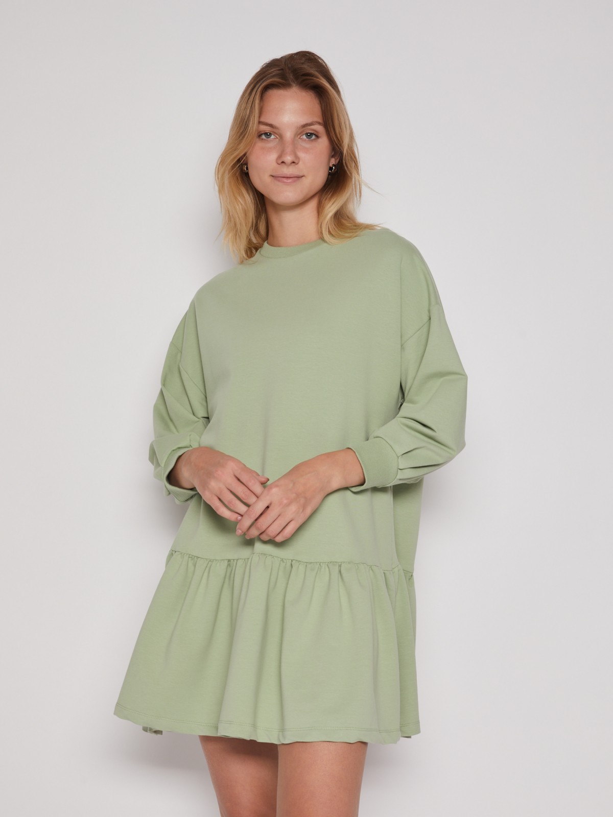 фото Короткое платье-свитшот zolla, цвет светло-зеленый, размер m