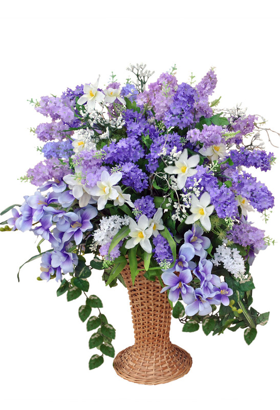 фото Искусственная композиция цветочная сирень в плетеной вазе holodilova