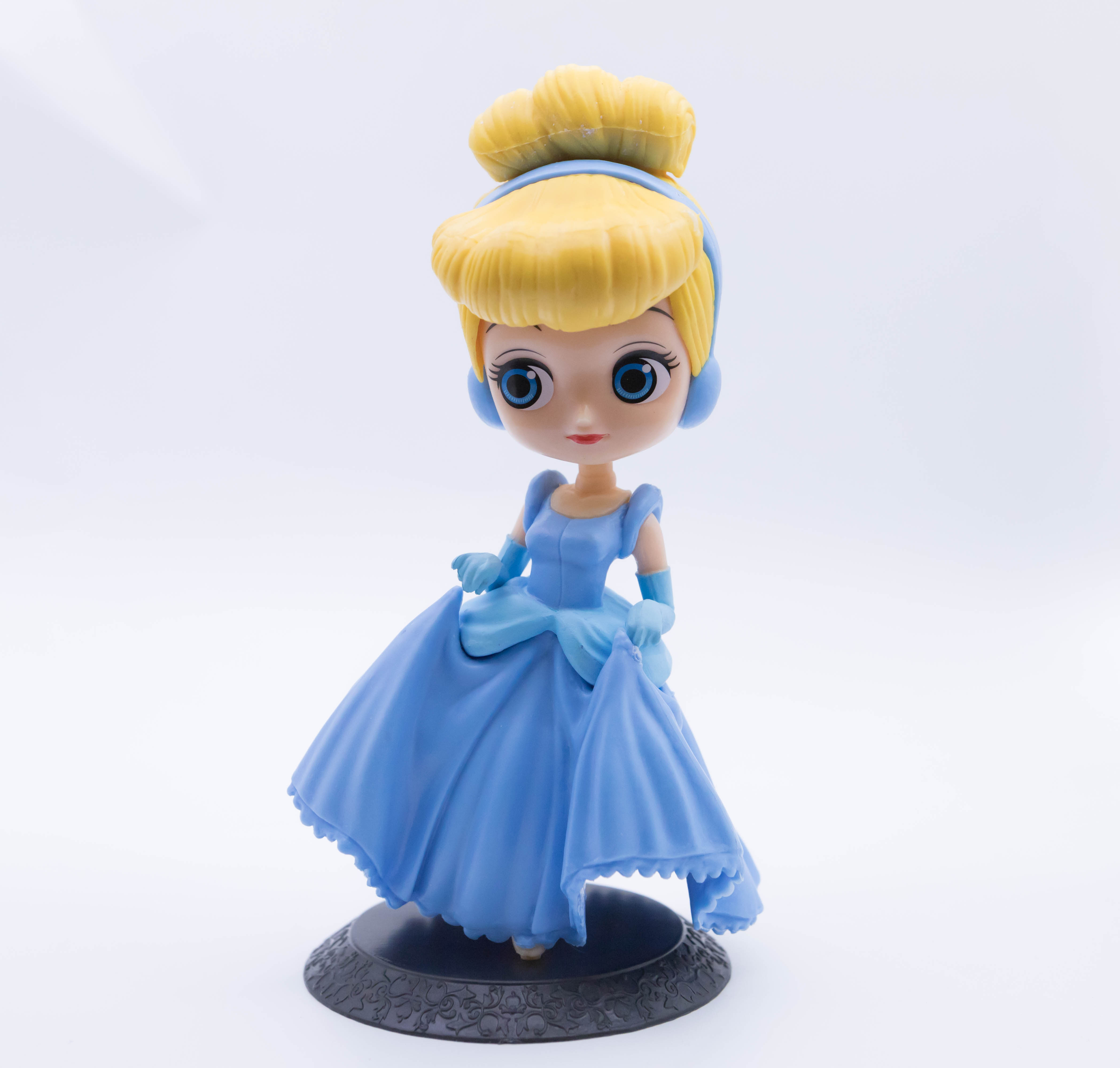 

Фигурка Disney Золушка в платье 15см F555, фигурка