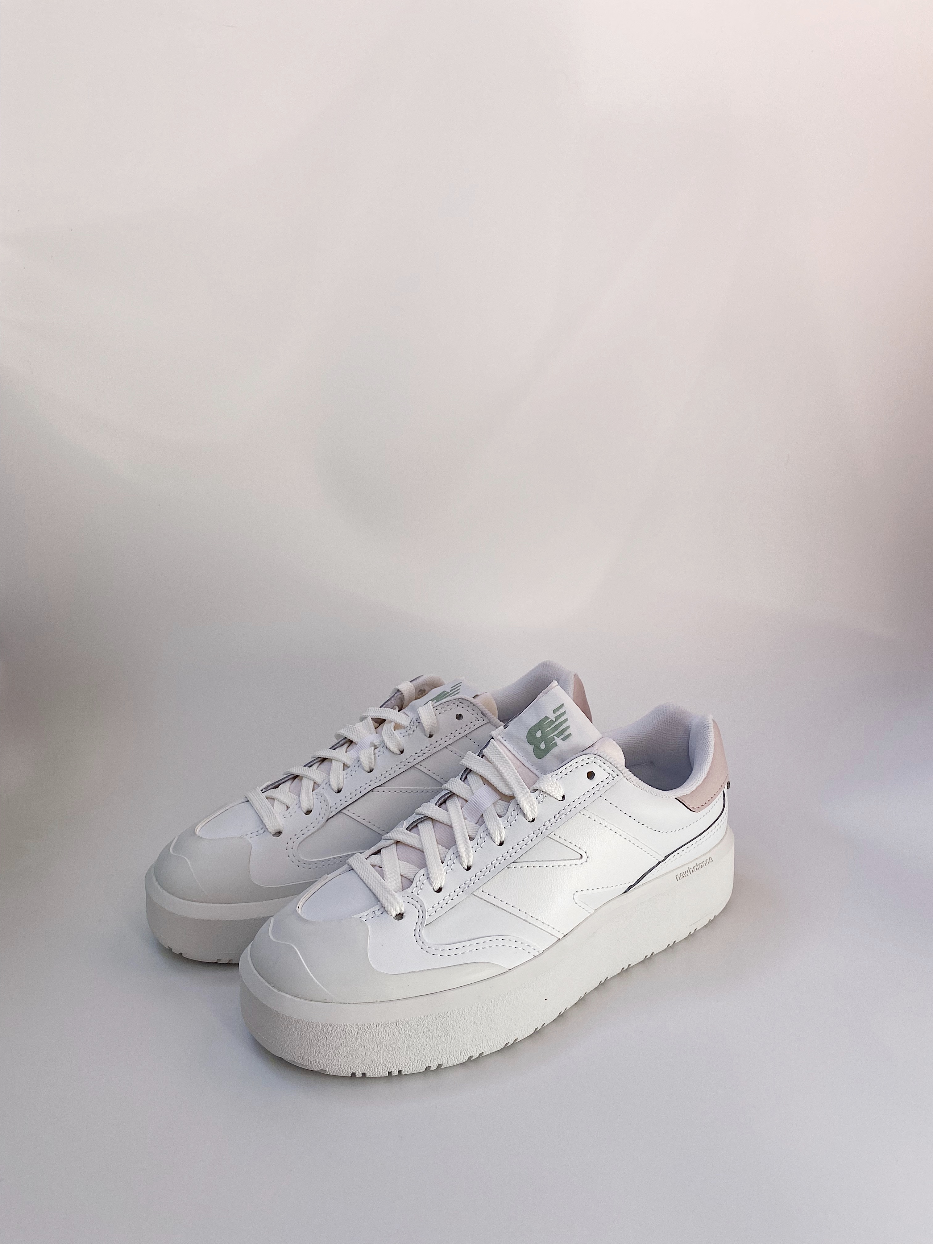 

Кеды женские New Balance 302 белые 38.5 EU, Белый, 302