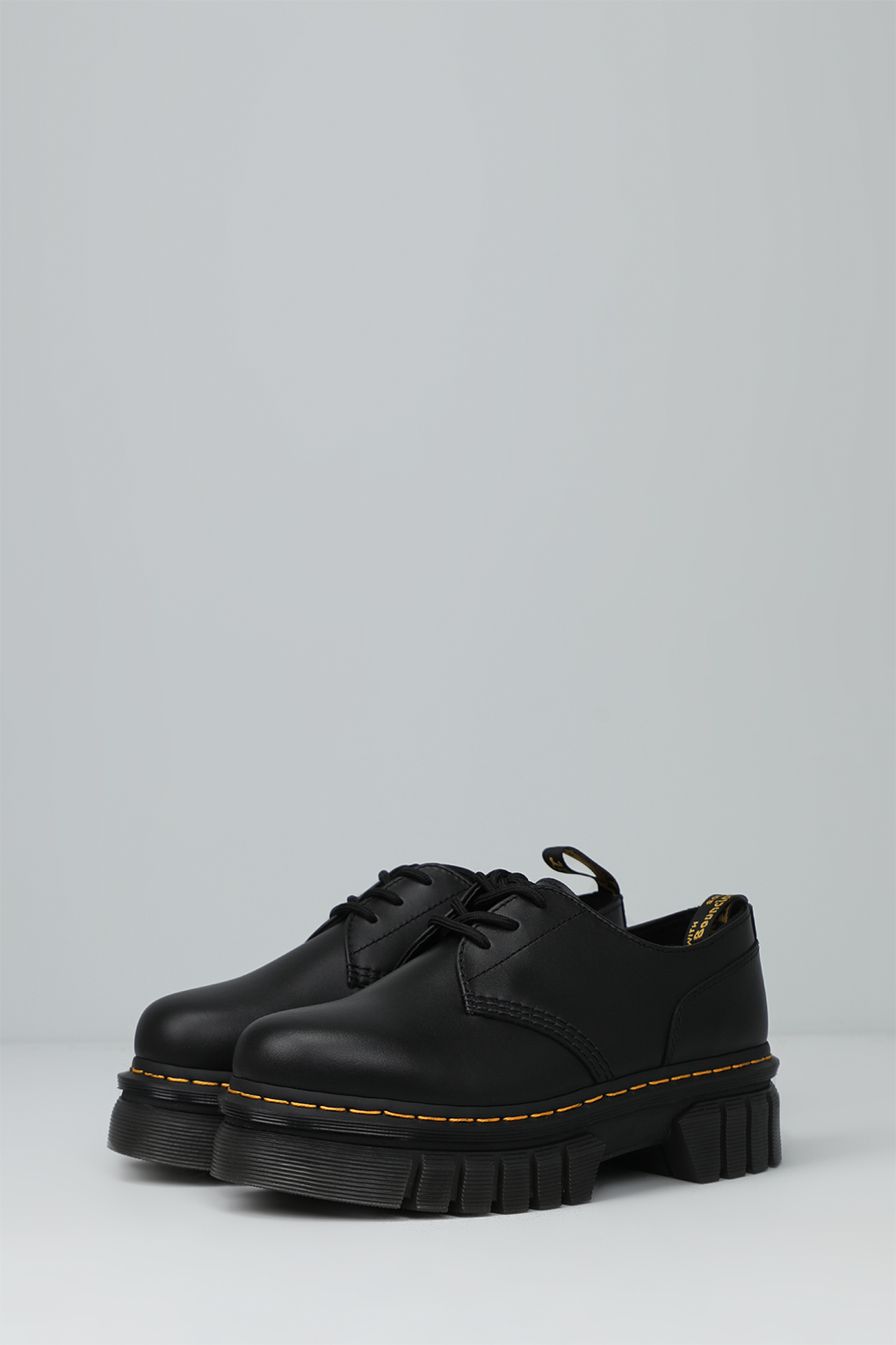 Полуботинки женские Dr. Martens 27147001 черные 39 RU