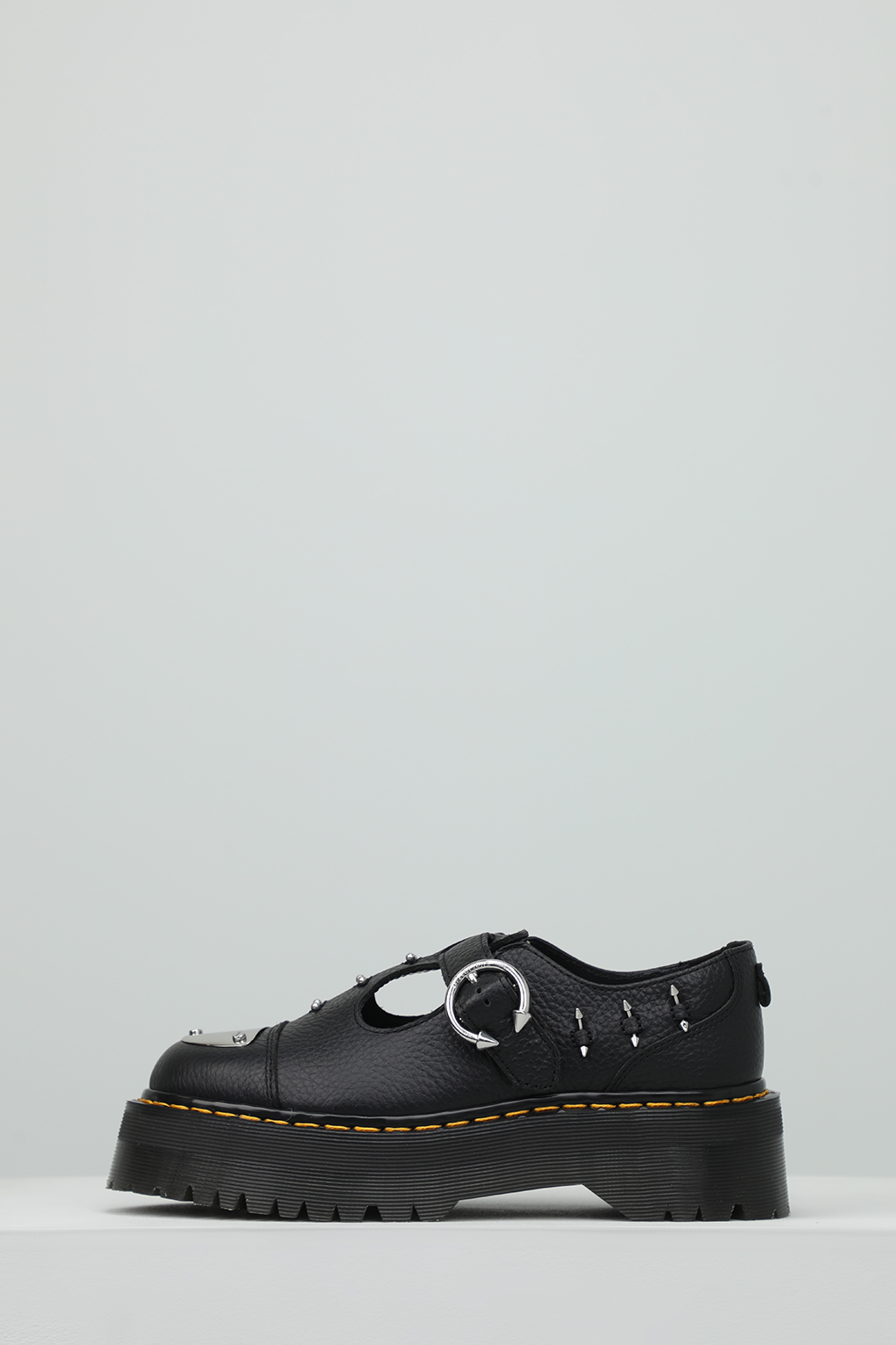 Полуботинки женские Dr. Martens 31441001 черные 38 RU