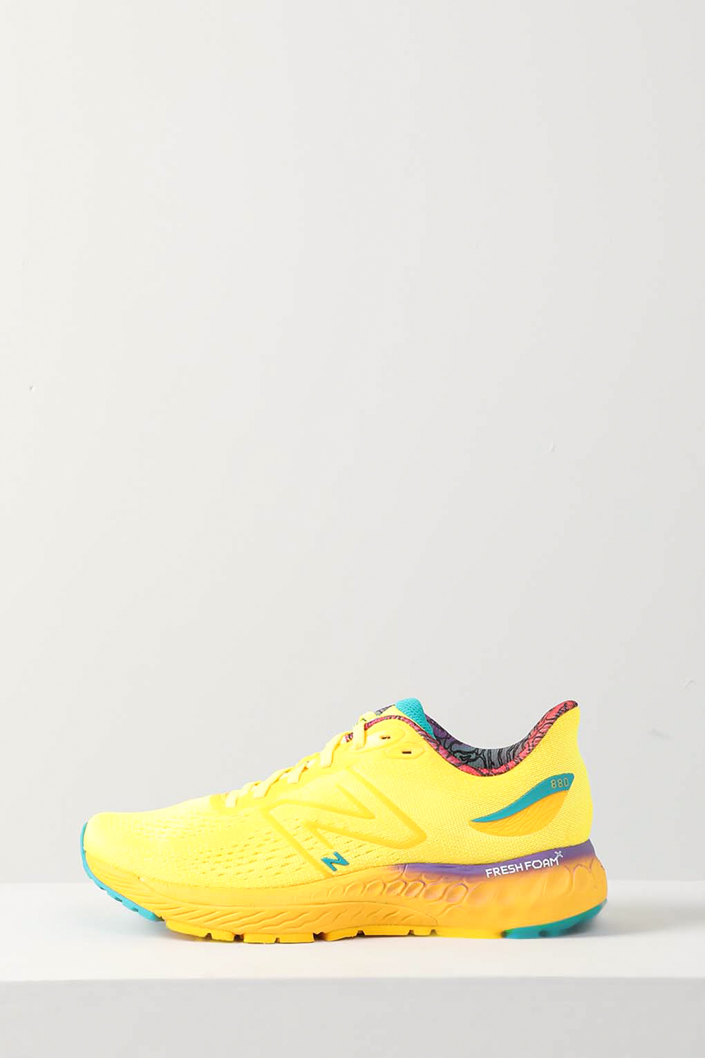 

Кроссовки женские New Balance W880O12 желтые 35 RU, Желтый, W880O12
