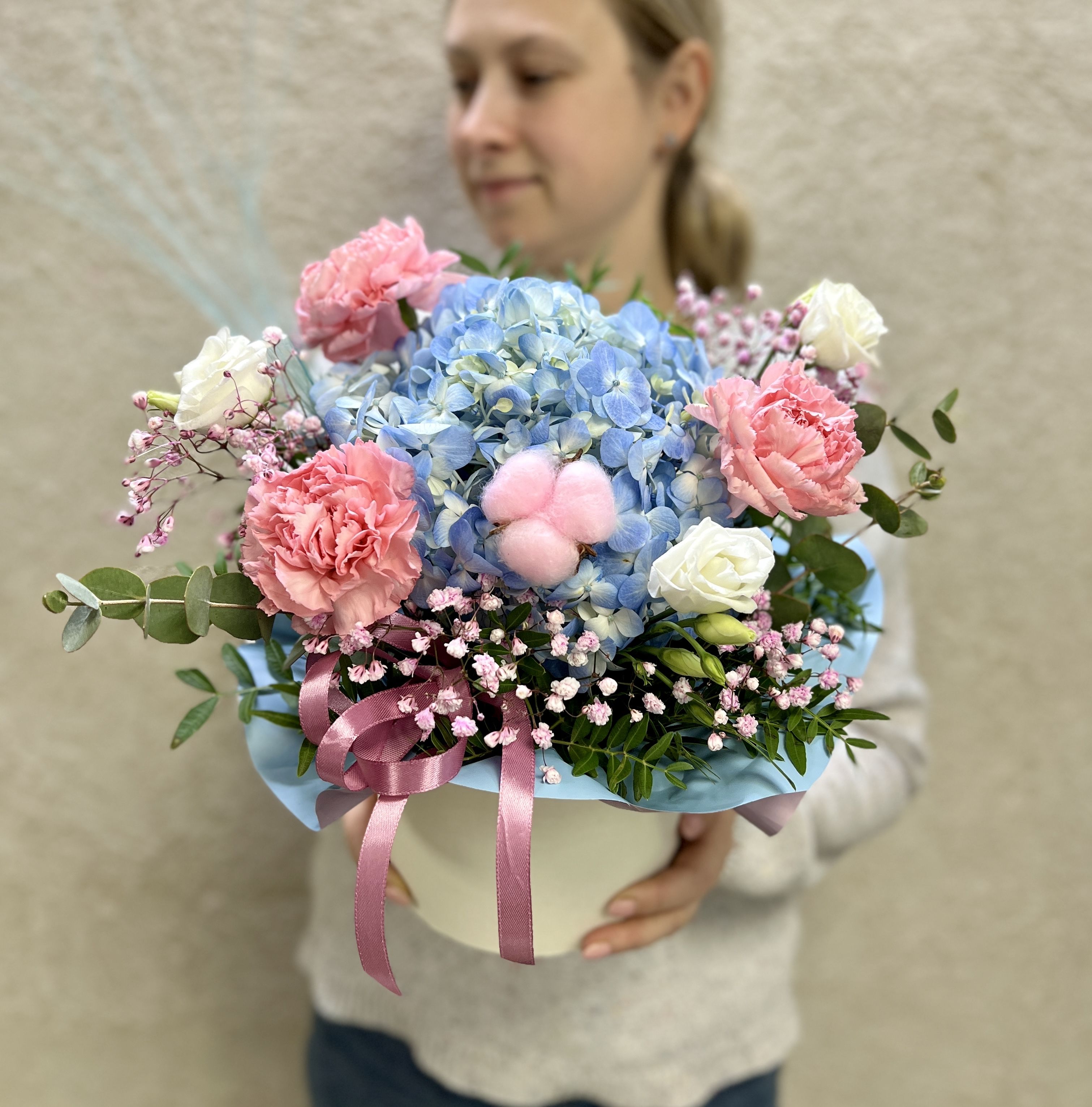 Живые цветы в коробке ОкЦветОк голубая гортензия и диантусы в цветочной композиции