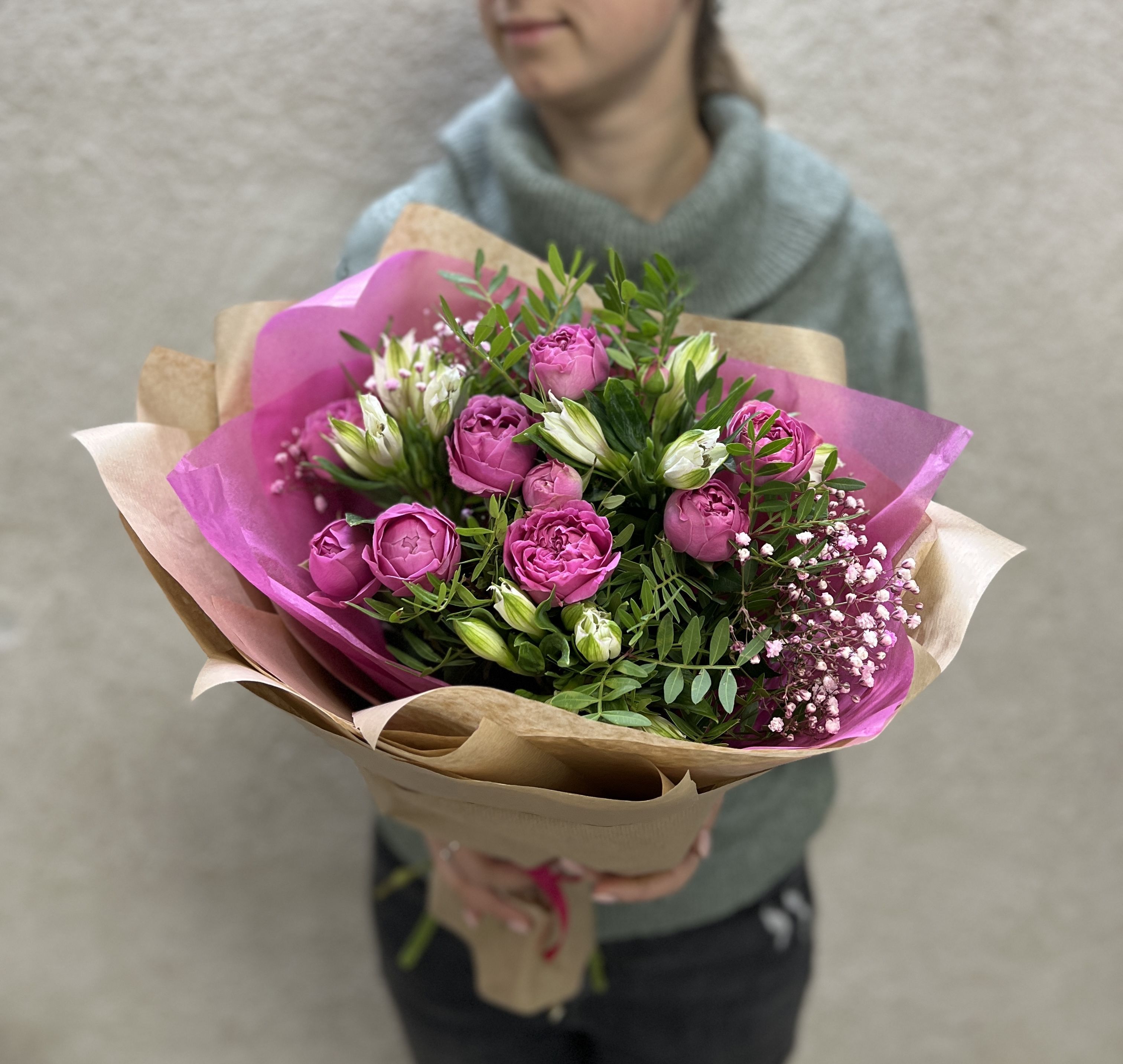 Букет свежих цветов ОкЦветОк кустовые розы, альстромерию и гипсофила в крафтовой упаковке