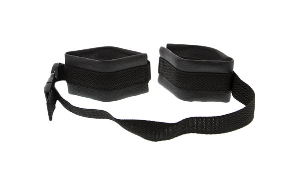 фото Полиуретановые манжеты на запястья с нейлоновым ремешком adjustable wrist restraints blush novelties