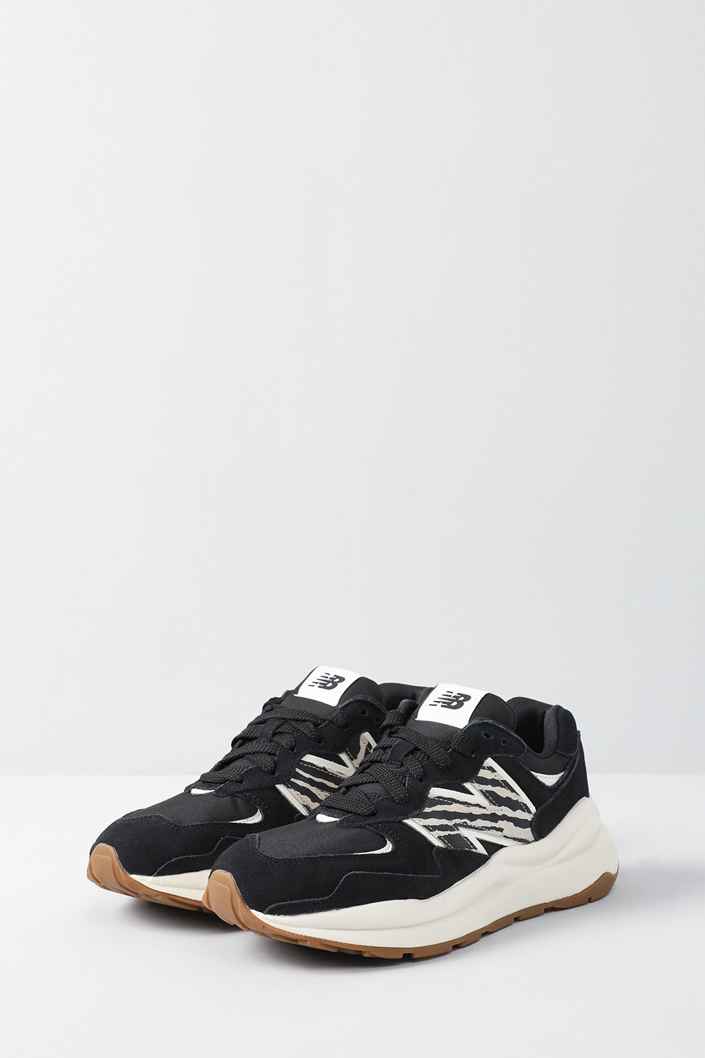

Кроссовки женские New Balance W5740APA черные 36 RU, Черный, W5740APA