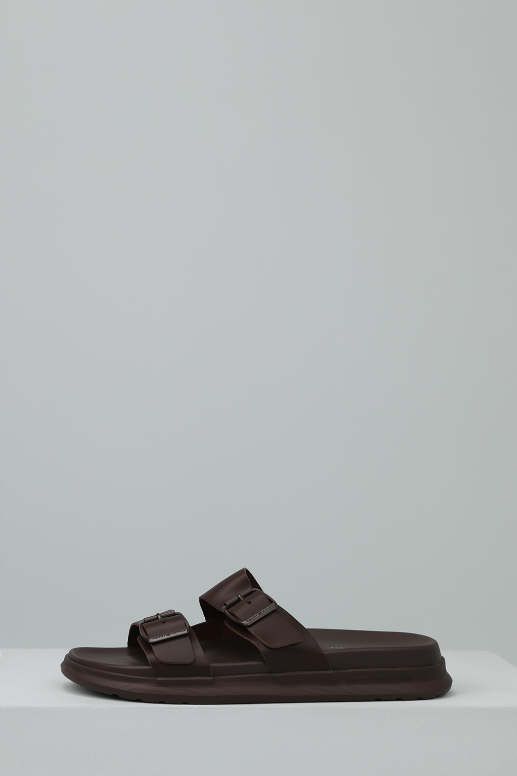 

Шлепанцы мужские Tommy Hilfiger FM0FM05005 коричневые 45 RU, Коричневый, FM0FM05005
