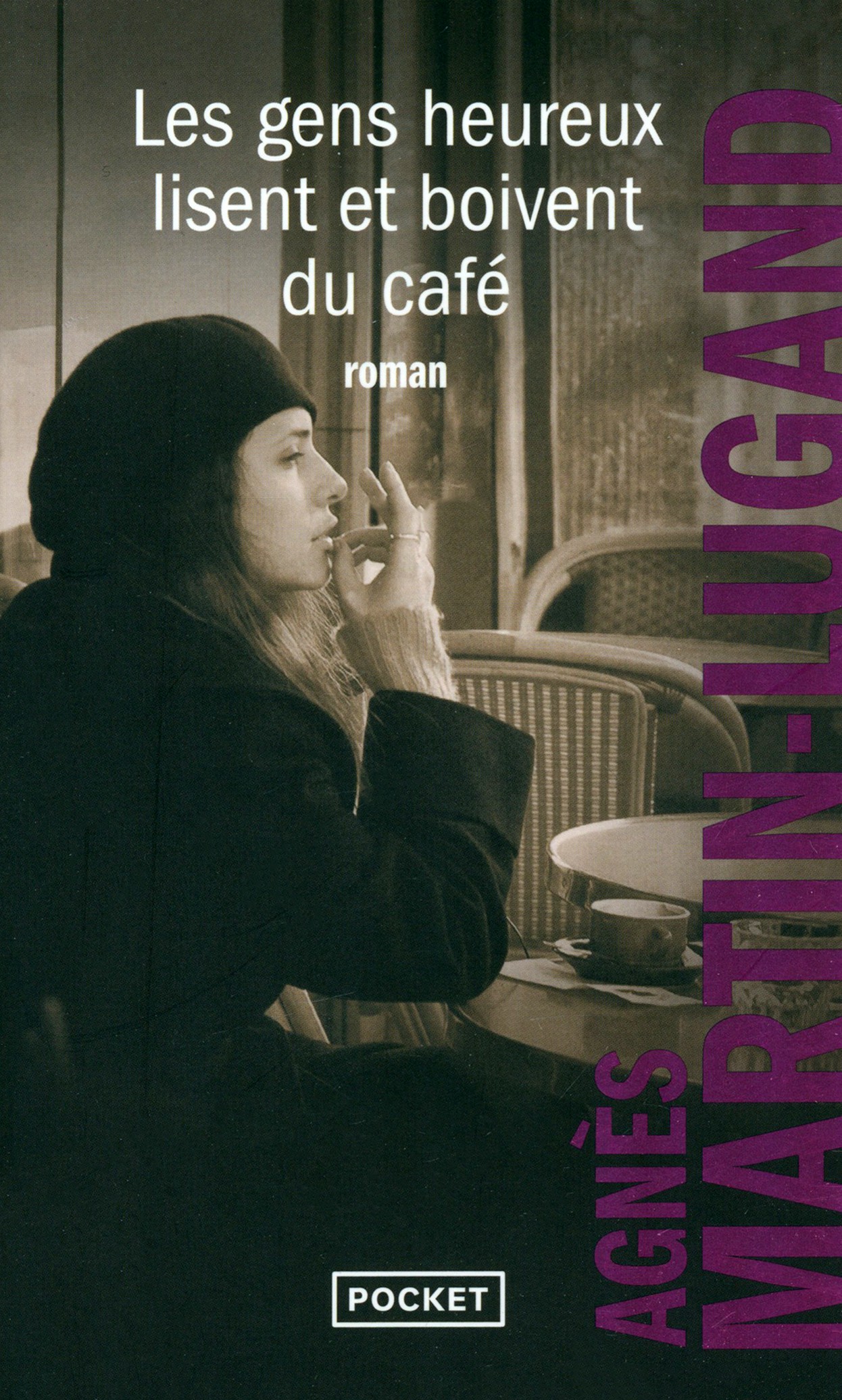 

Les gens heureux lisent et boivent du cafe