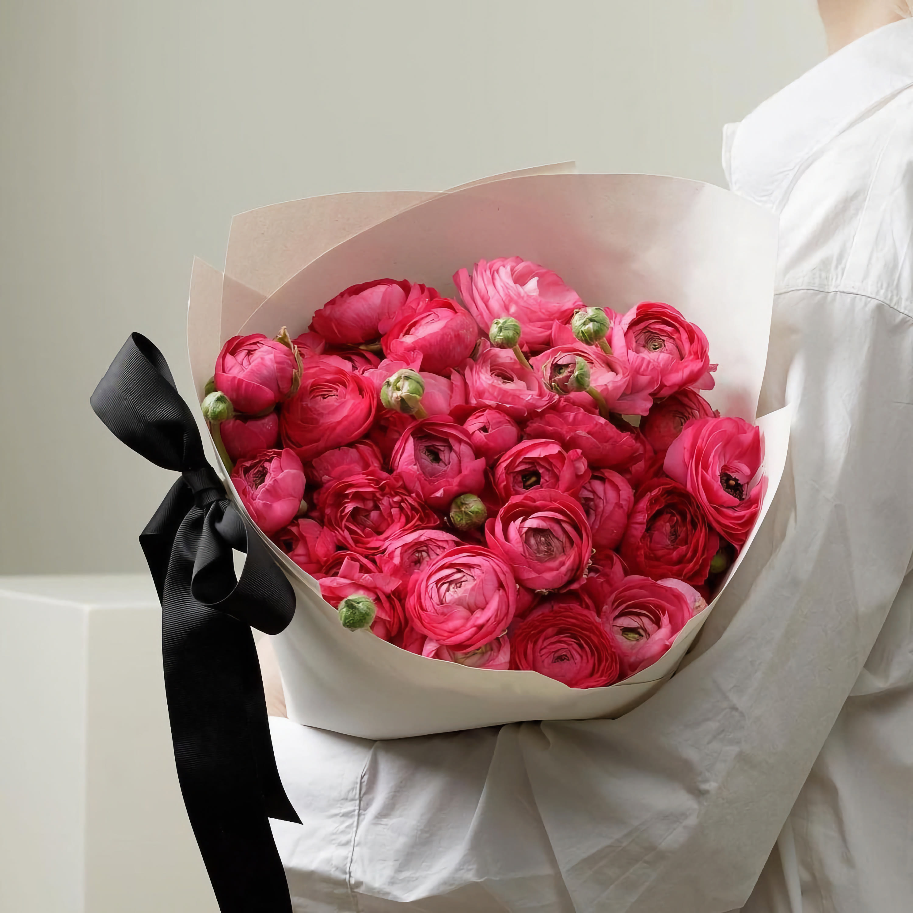 

Монобукет Bounce Flowers ранункулюс 40 см 29 шт. малиновый