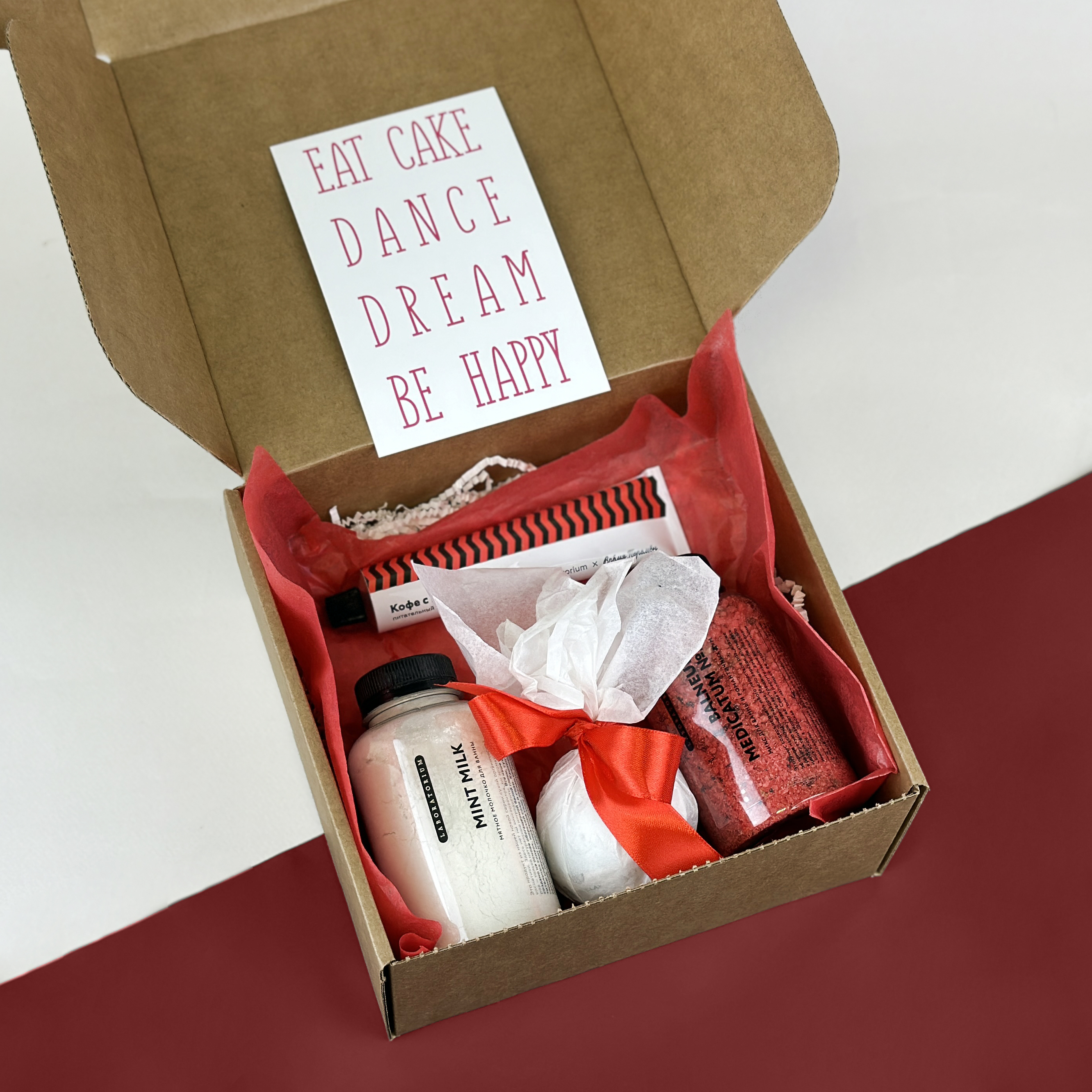 Подарочный набор уходовой косметики для девушки Anything Красный бархат 1 шт коробка под торт 2 окна с ручками белая 25 х 25 х15 см
