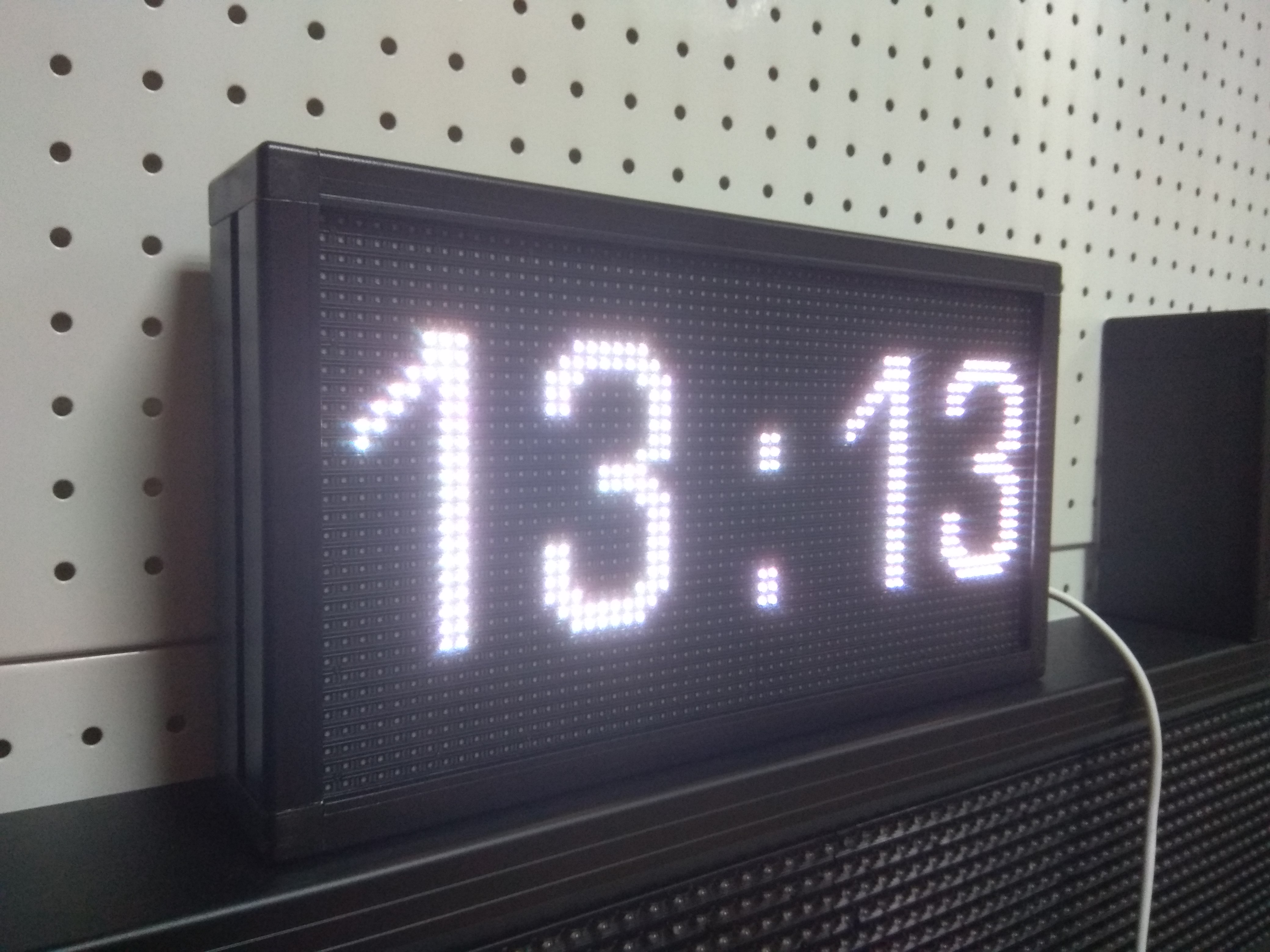

Электронные часы в помещения для офиса 190*350мм RGB qowi630E, помещение