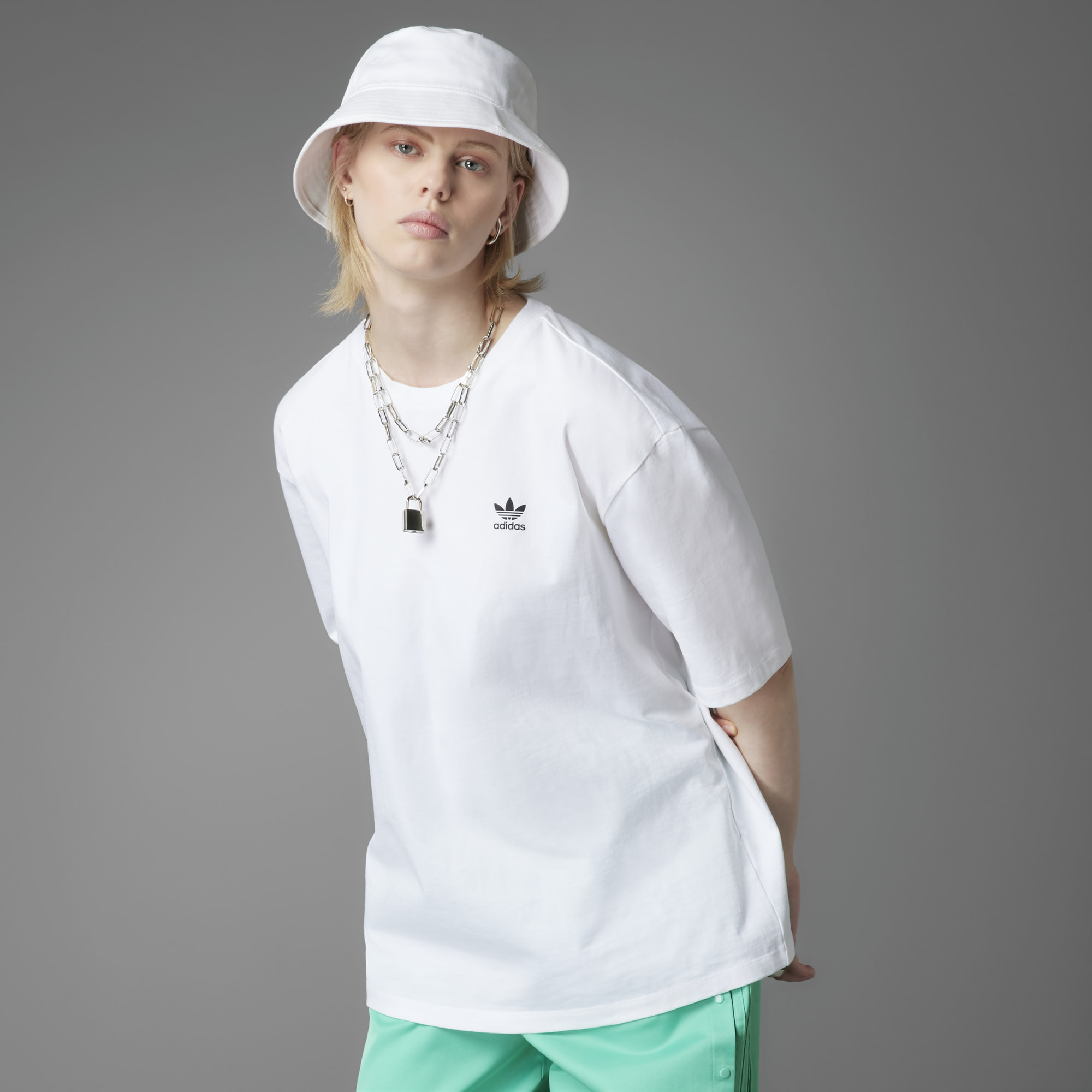 

Футболка женская Adidas HF2019 белая 32, Белый, HF2019