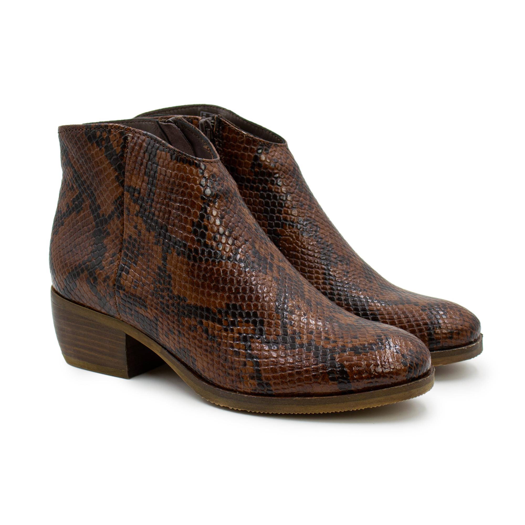 

Полусапоги женские Clarks Mila Myth 26151354 коричневые 37.5 EU, Mila Myth 26151354