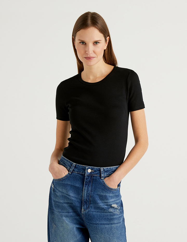 

Футболка женская United Colors of Benetton 3GA2E16A0 черная XS, 3GA2E16A0