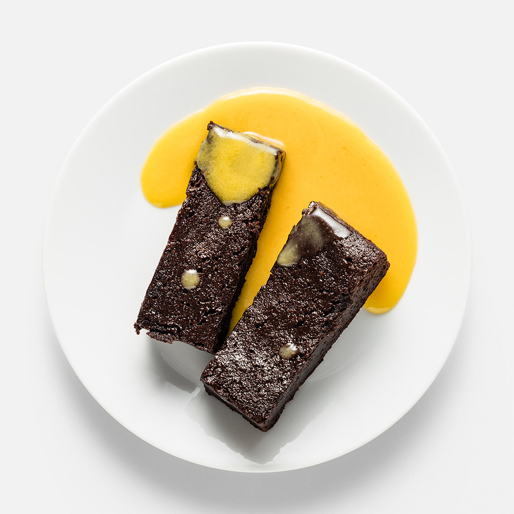

Брауни шоколадный, с сиропом манго и маракуйя, 120 г