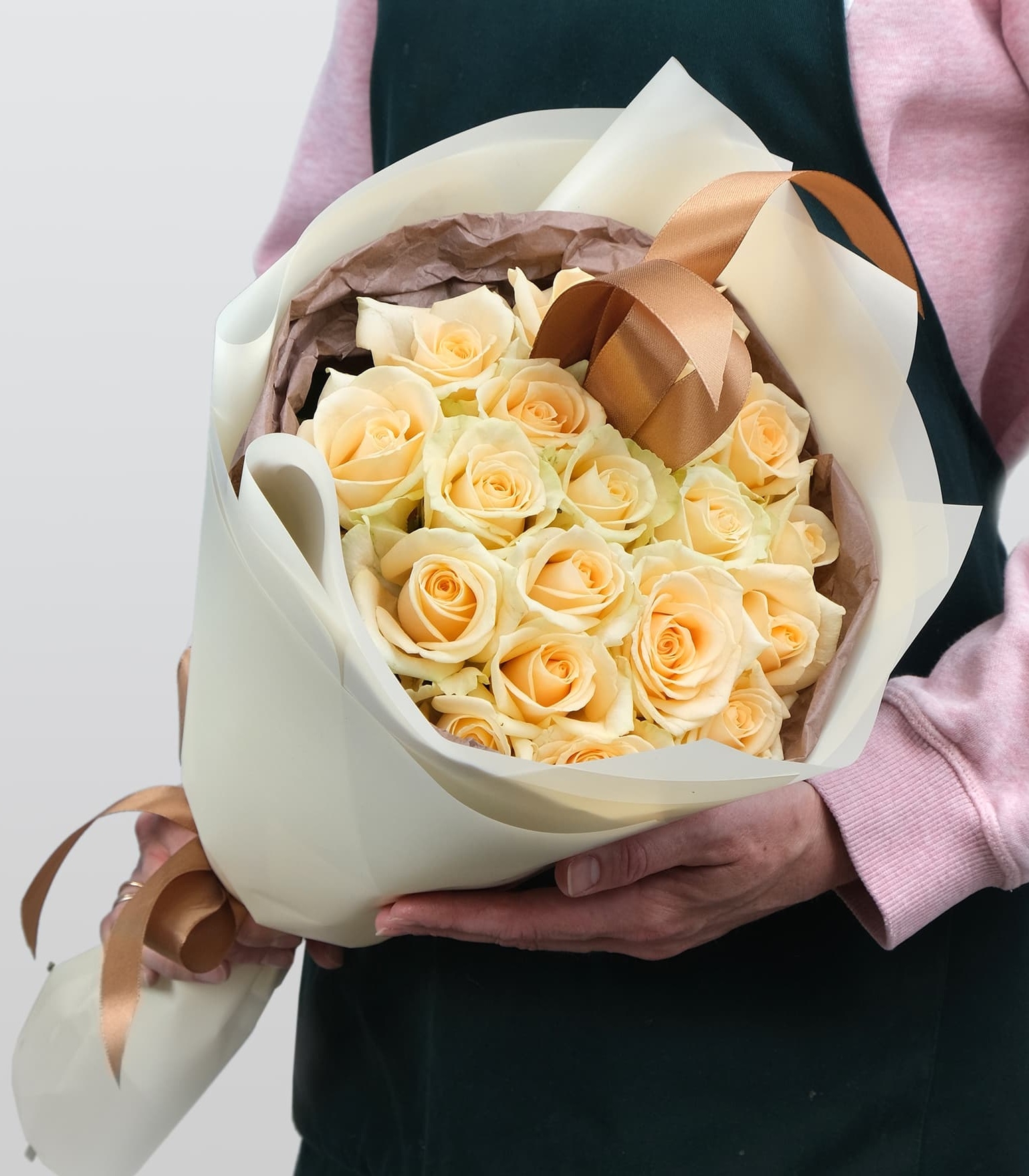 

Букет Studio Floristic из персиковых Роз Капучино