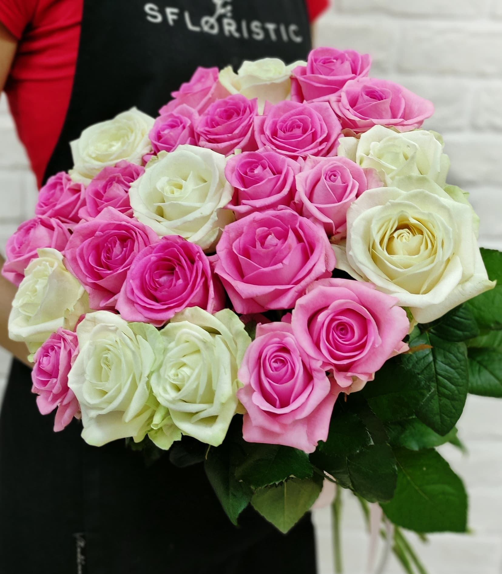 

Букет Studio Floristic из 25 роз Микс розово-белый под ленту 60 см