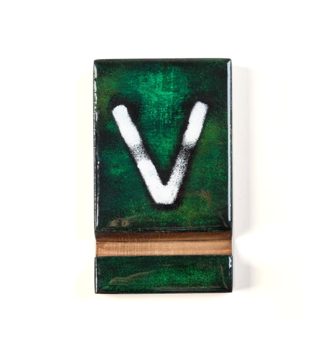 

Подставка для телефона "V", 13х8х1,5 см, дерево, эпоксидная смола, ручная работа