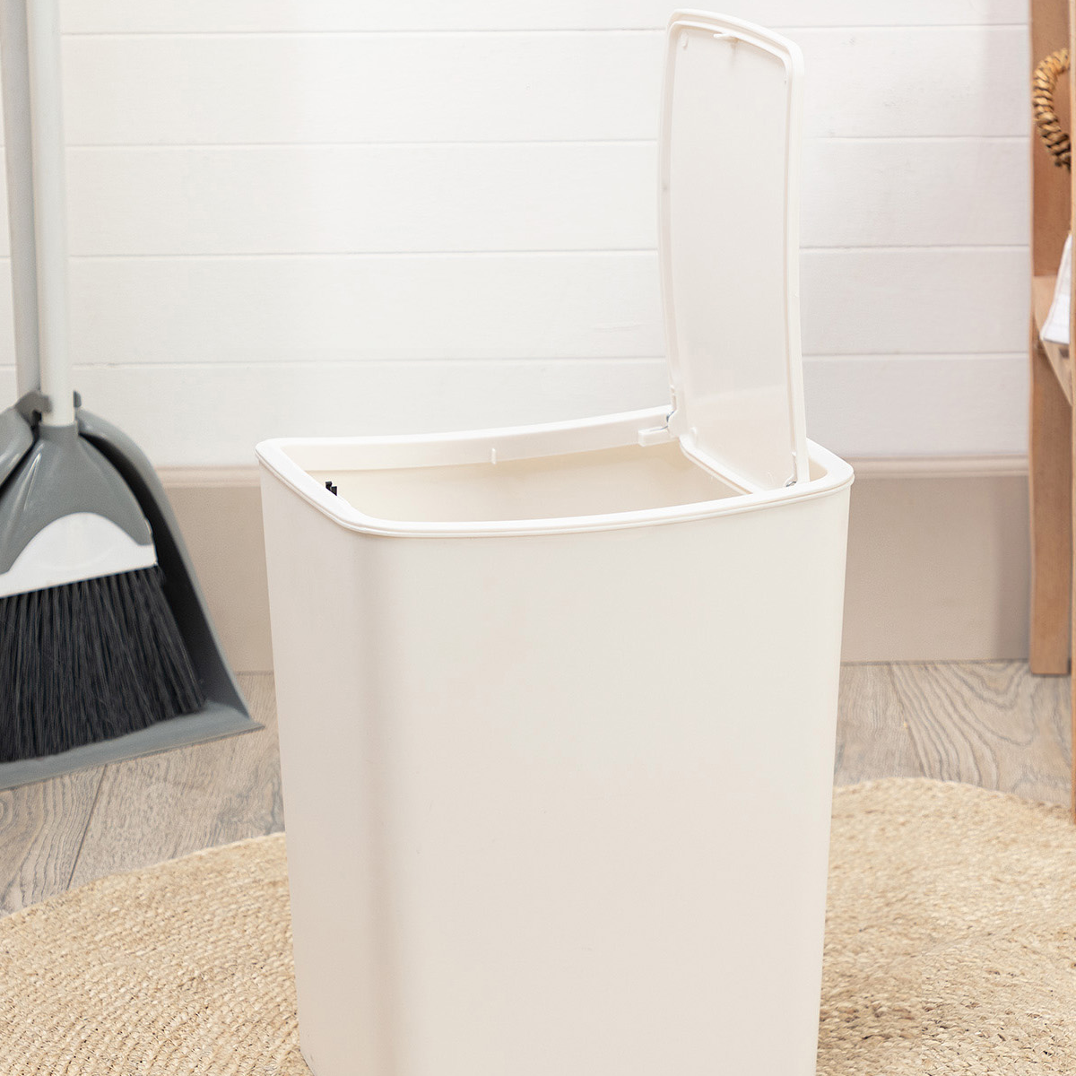 

Ведёрко для мусора MADAME COCO 21X29X35 см, пластик, цвет белый, OLIVIER SWITCH TRASH CAN 20LT