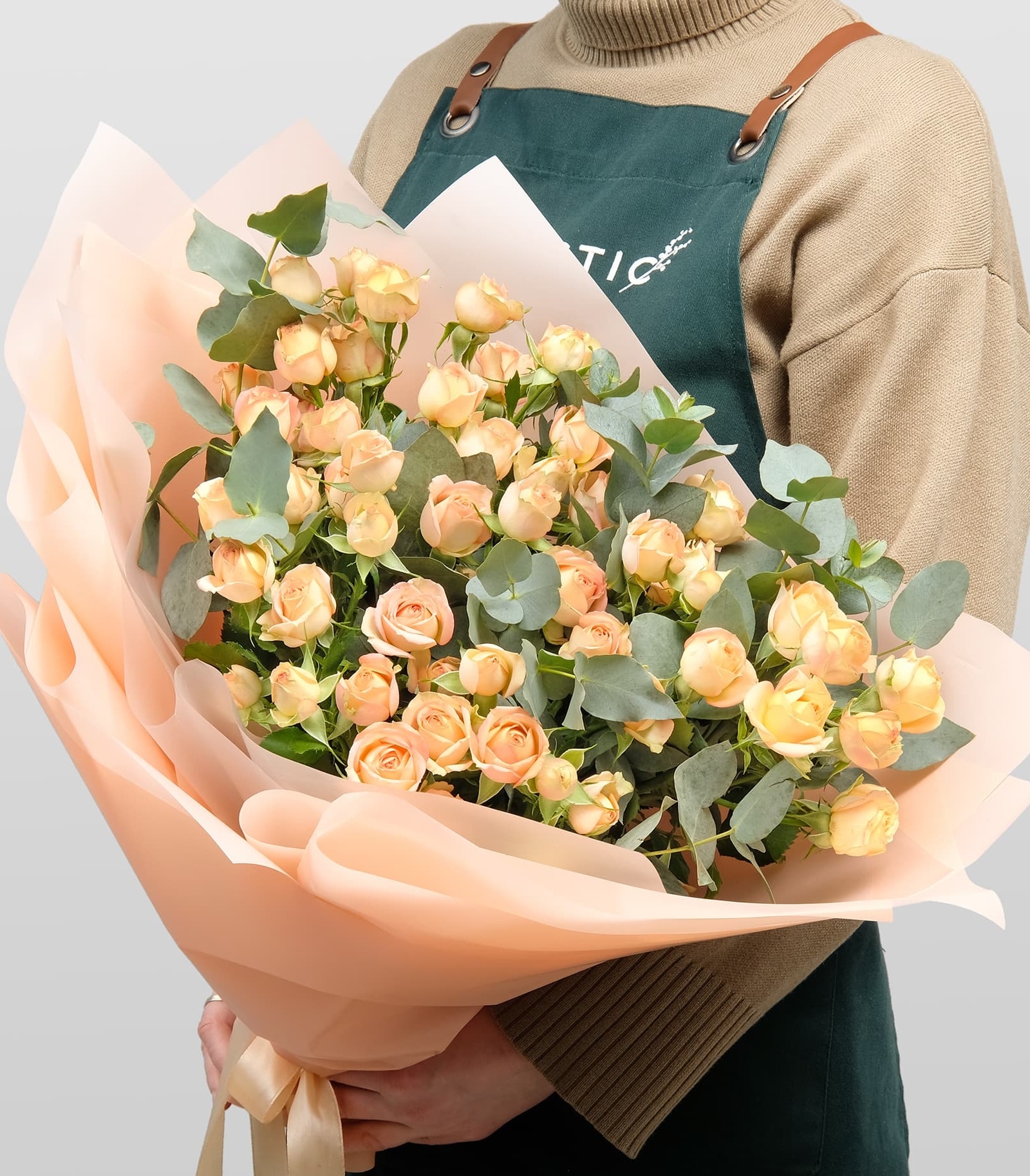 

Букет Studio Floristic из кустовых Роз Мелания с эвкалиптом
