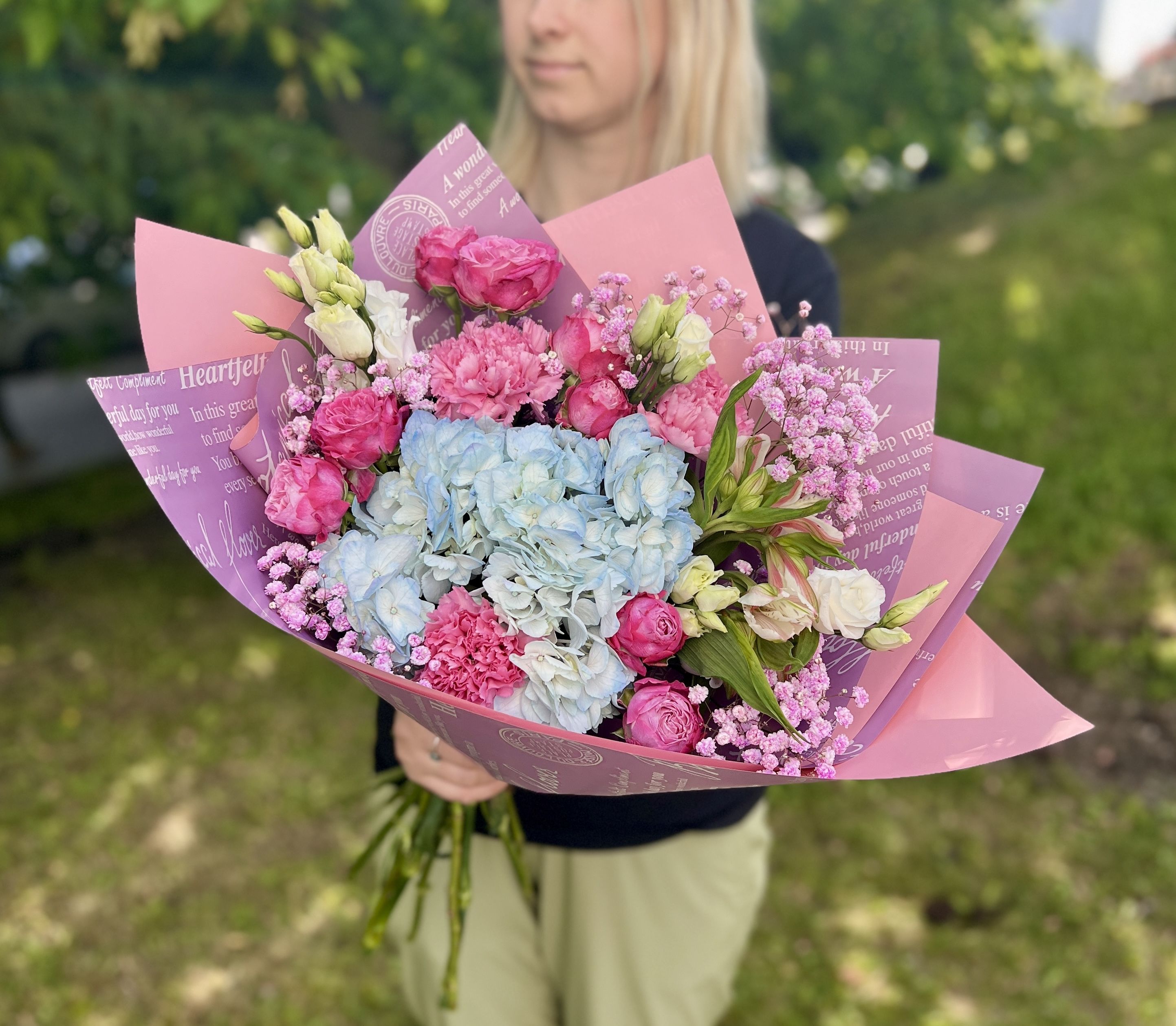 Авторский букет ОкЦветОк из свежих ассорти цветов и голубой гортензией
