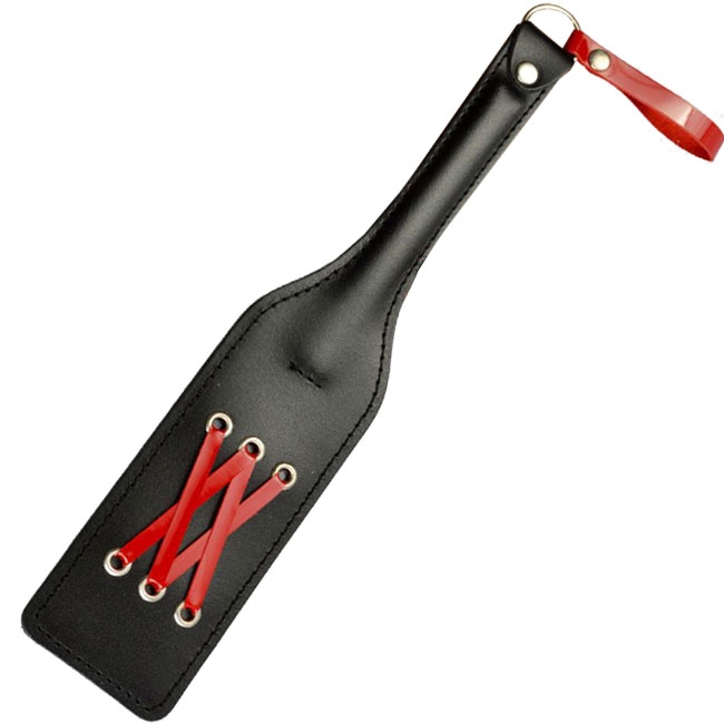 Черная кожаная шлепалка с красными лаковыми лентами, черный с красным