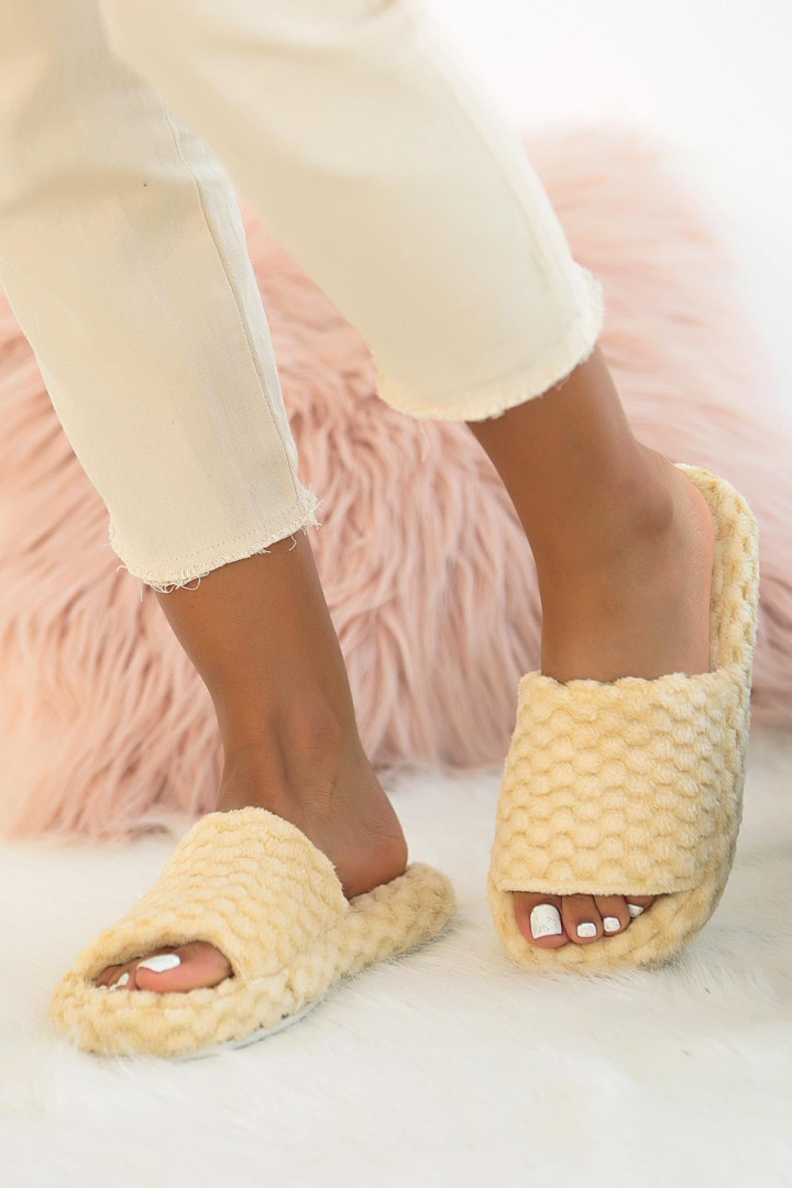 

Тапочки женские Pembe Potin 29597 черные 41 EU (доставка из-за рубежа), 29597