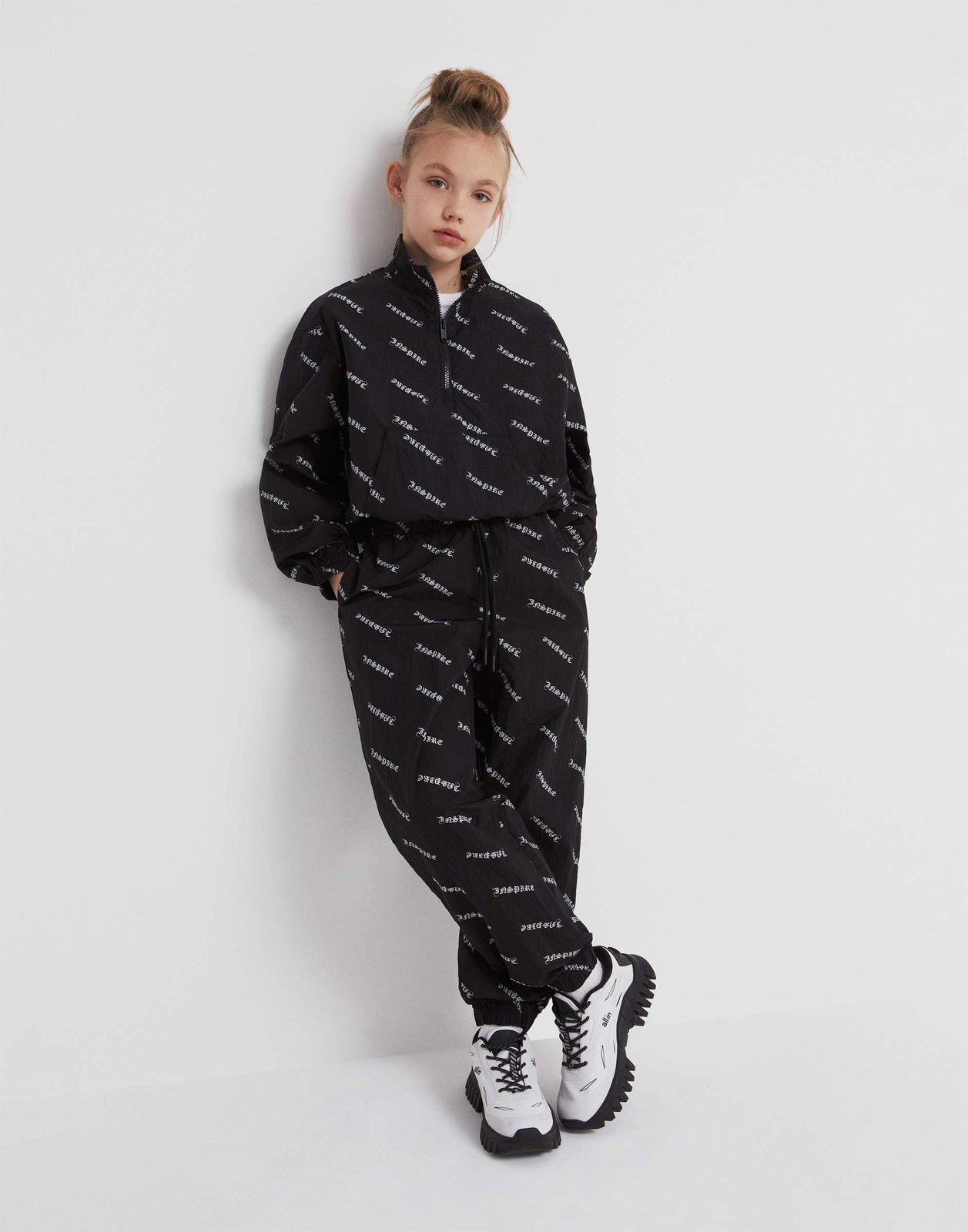 

Спортивные брюки Gloria Jeans GRT000457 черный 16-18л/170 для девочки, GRT000457