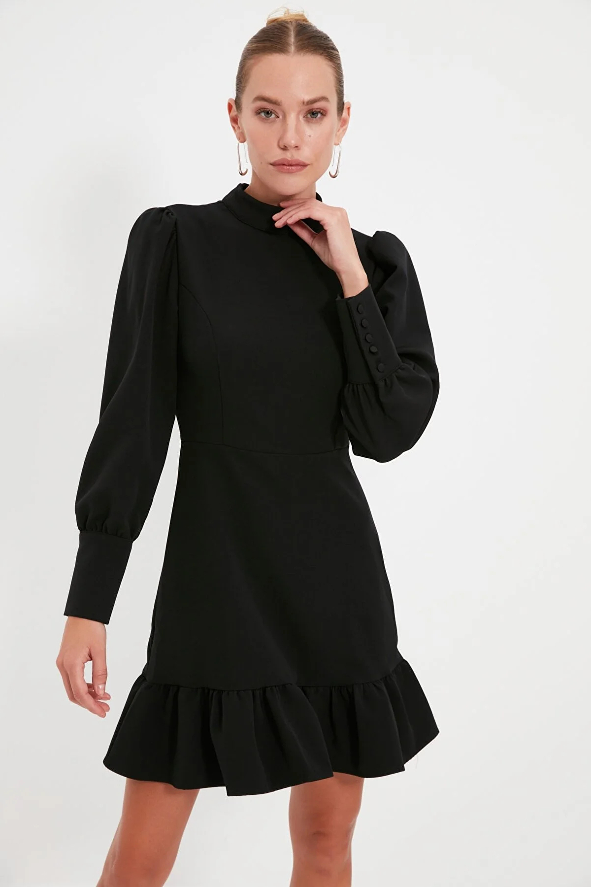 

Платье женское Trendyol TWOAW21EL1816 черное 38, Черный, TWOAW21EL1816