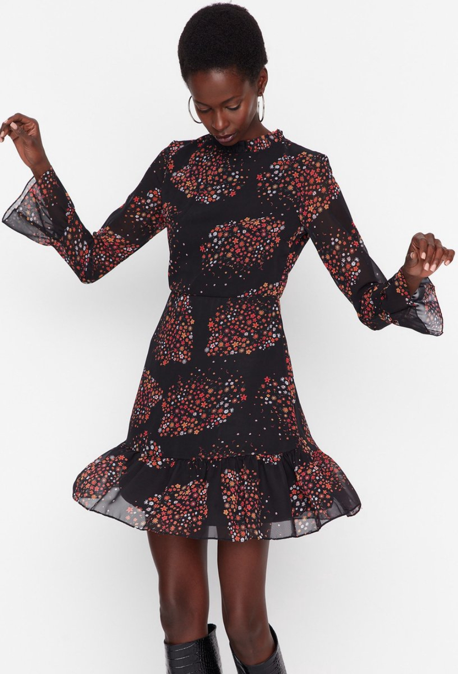 Платье женское Trendyol TCLAW19LJ0076 коричневое 42 1415₽