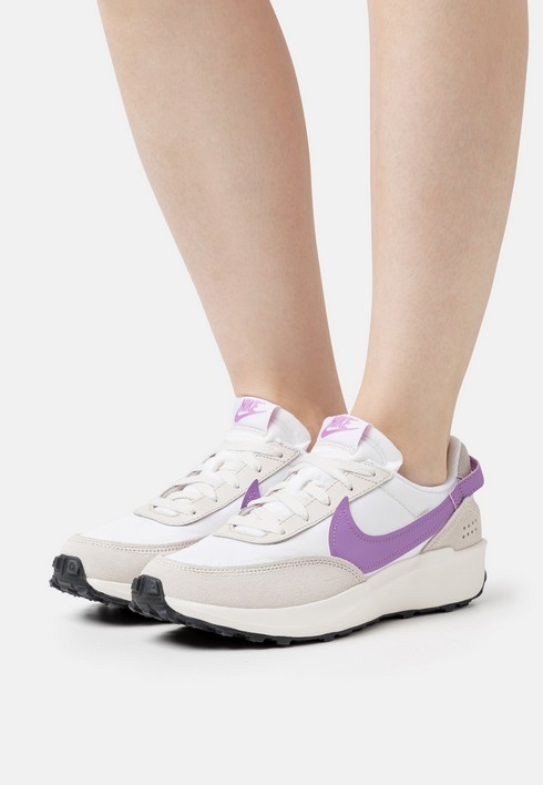 Кроссовки женские Nike Womens Waffle Debut белые 37.5 EU (доставка из-за рубежа) белый