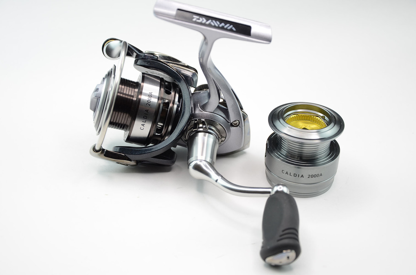 

Катушка Daiwa CALDIA 2000 A, CALDIA_серый металлик