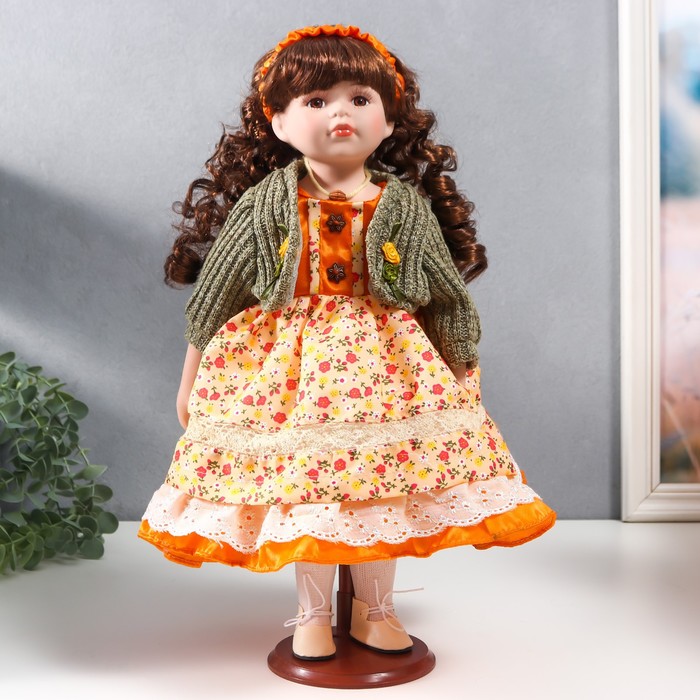 Кукла коллекционная керамика Вера в платье с мелкими цветами и зелёном джемпере 40 см кукла коллекционная керамика лена в бежевом платье и бежевом жилете 30 см