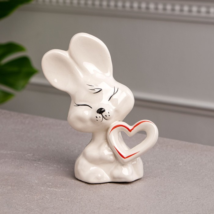 фото Статуэтка заяц с сердцем, белая, керамика, 16 см керамика ручной работы