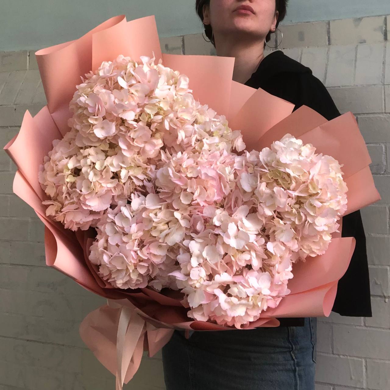 

Монобукет Bloom Room гортензия 60 см x 55 см 7 шт. персиковый розовый 31, Персиковые гортензии