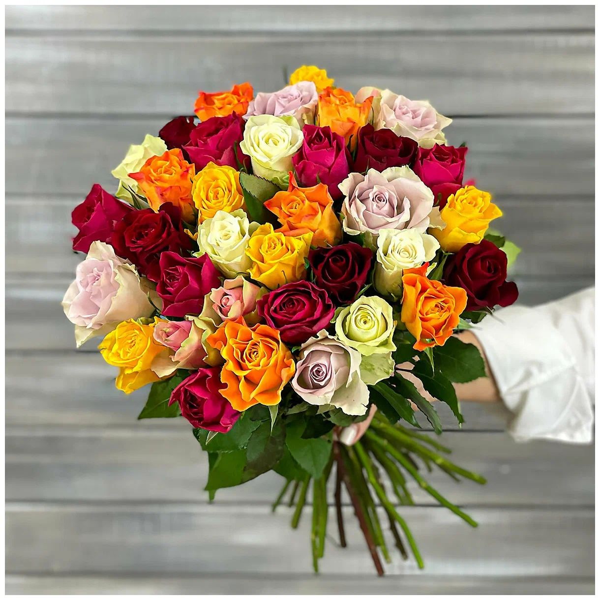 Букет живых цветов из 33 разноцветных роз 40см микс, Букет Маркет,33 розы 40 см,B1936