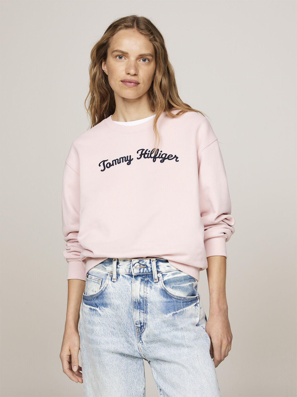 Свитшот Tommy Hilfiger для женщин розовый-TIO размер S WW0WW42615 12810₽