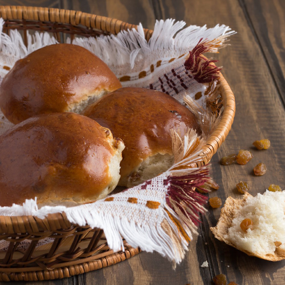 Булочка МясновЪ ПЕКАРНЯ Майская с изюмом 60 г