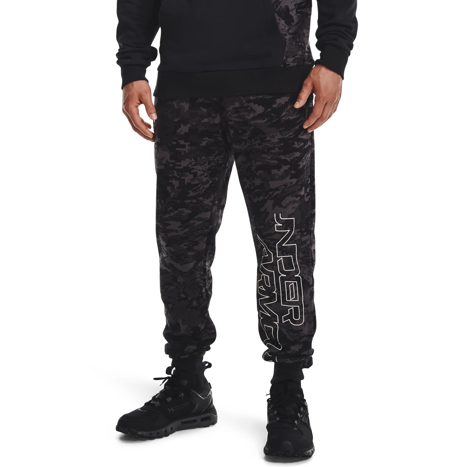 

Спортивные брюки мужские Under Armour 1366313 черные 48-50 RU, 1366313