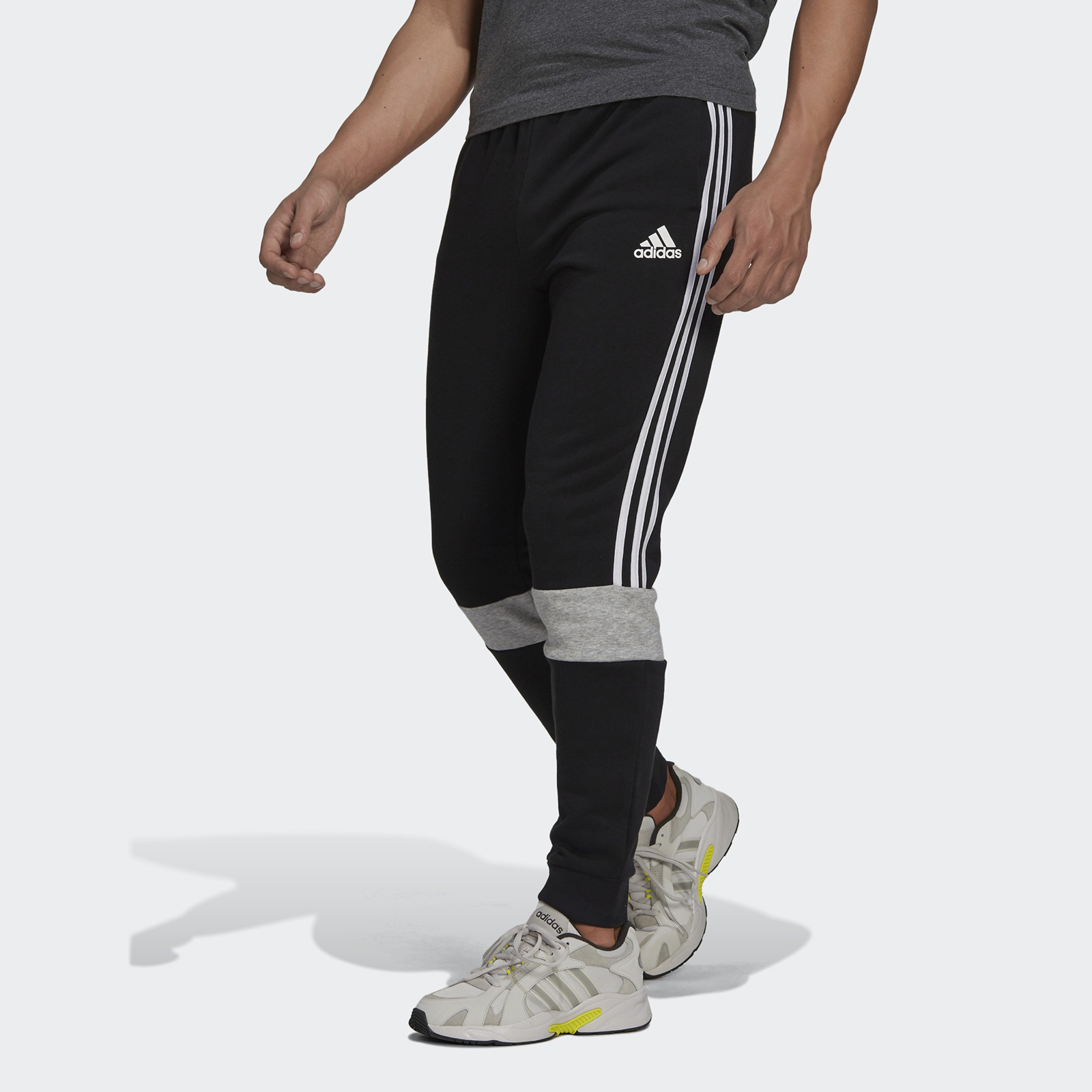 

Спортивные брюки мужские Adidas GV5245 черные S, GV5245
