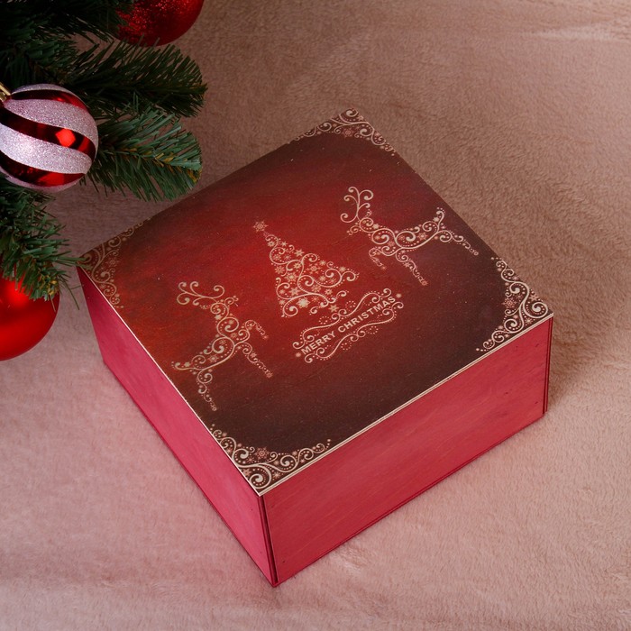 Подарочная коробка Merry Christmas, c оленями, бордовая, 20х20х10 см